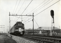168250 Afbeelding van een trein bestaande uit electrische treinstellen mat. 1957 (Benelux) van de N.S./N.M.B.S. nabij Delft.